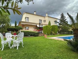 Xalet a Avinyonet de Puigventós. Vive el encanto del alt empordà. tu chalet, un oasis de tranquil