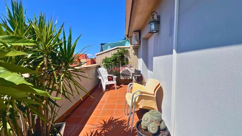 Foto c1d8348c-0ccc-445b-9efe-8e189490b016. Dúplex  reformado con encanto, terraza esquinera y parking en Figueres