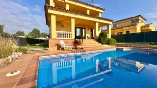 Casa a Cistella. Chalet con piscina y garaje doble en cistella, alt empordà