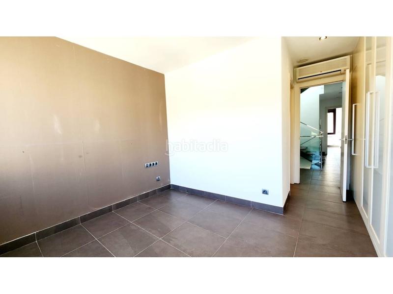 Foto 852b91b2-6035-4789-96d8-c615c73382d0. Casa adossada amb calefacció aparcament a Centre Sabadell