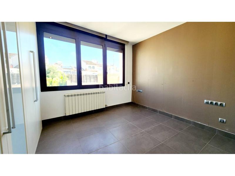 Foto 8a0a0185-ba83-44d6-8cc5-53986b1d6764. Casa adossada amb calefacció aparcament a Centre Sabadell