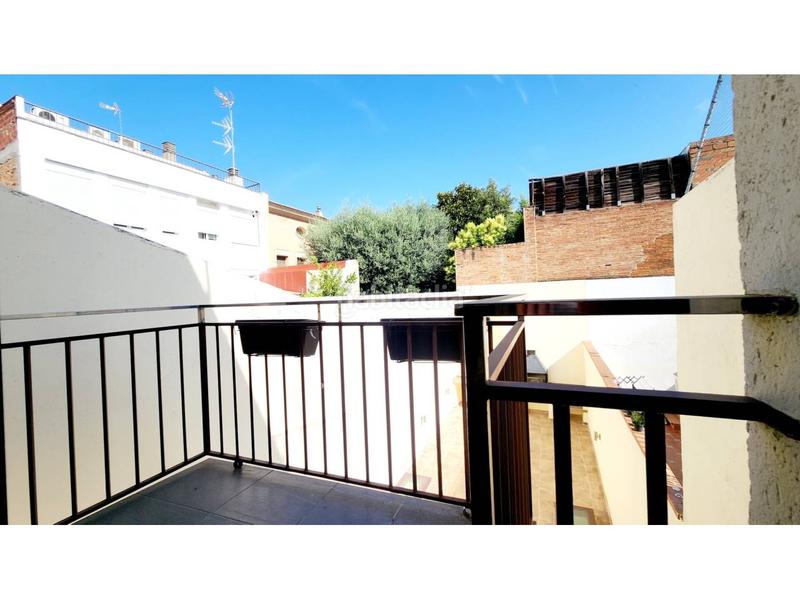 Foto d046536c-72e7-49b2-8c11-605fbed31a9c. Casa adossada amb calefacció aparcament a Centre Sabadell