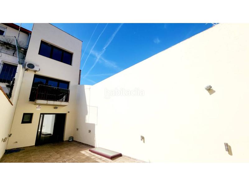 Foto f8fee6f3-640d-4cd3-80e0-d4a212f07723. Casa adossada amb calefacció aparcament a Centre Sabadell
