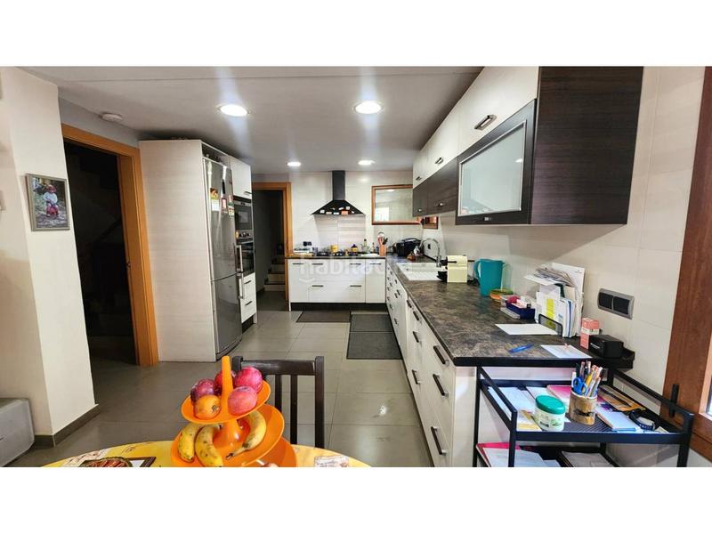 Foto c3039c98-8ac6-4319-a26e-09fd58a1c6f0. Casa actualmente dos viviendas en una, con facilidad para volver a tener una unica vivienda. en Barberà del Vallès