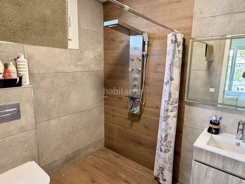 Foto cfe42a8c-dd4a-458a-b44f-e5bb1aa9318e. Casa descubre esta espectacular casa exclusiva en Segur de daltles brises43882 en Segur de Calafell