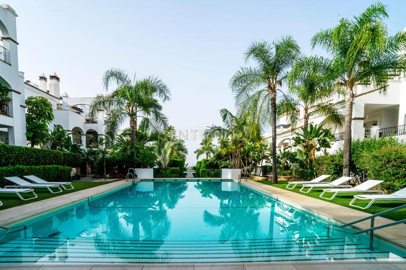 Foto 30d2dc81-fdb5-4720-aff2-b5b292f30f53. Piso en calle lago de los cisnes en Nagüeles Alto Marbella
