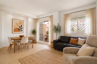 Casa adossada a C. pepa flores marisol, 36, cdad. jardín, 29014 málaga, spain 30. Exclusivo adosado reformado en málaga con solárium, doble garaje