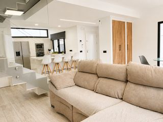 Casa a Cl espliego 11 malaga (málaga). Chalet luminoso con piscina privada y grandes espacios para disf