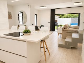 Casa a Cl espliego 11 malaga (málaga). Chalet luminoso con piscina privada y grandes espacios para disf