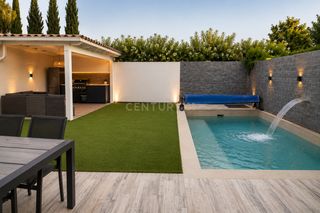 House in Cl espliego 11 malaga (málaga). Chalet luminoso con piscina privada y grandes espacios para disf