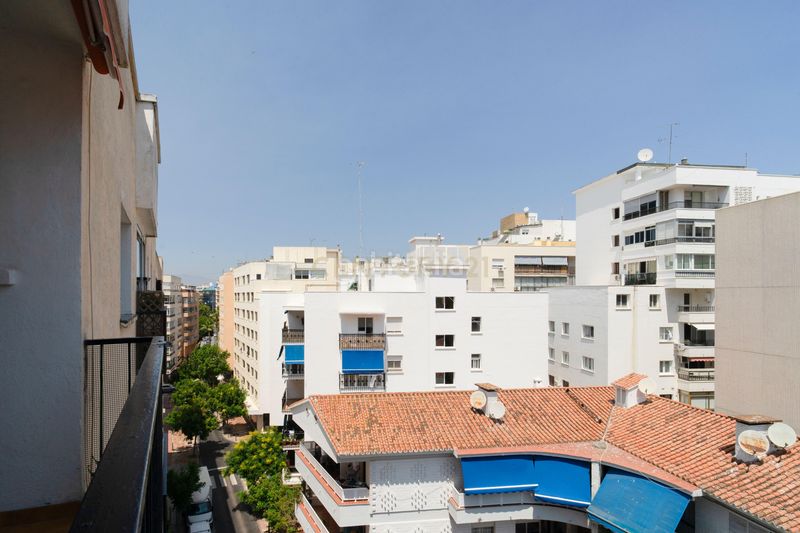 Foto d210ea70-c22f-4e48-aeb6-f017bcc468ab. Piso en calle alonso de bazán piso en Playa Bajadilla - Puertos Marbella