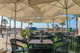 Traspàs Local Comercial a Paseo marítimo rey de españa, 98, fuengirola, spain. Traspaso cafetería llave en mano en primera línea de playa en fu