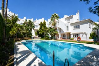 Duplex in Av. piedramar, 4, 29602 marbella, málaga, spain. Exclusiva oportunidad en nagüeles  dúplex con gran solárium, vis