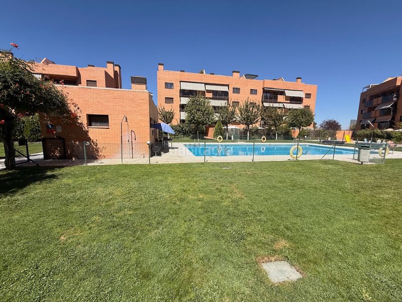 Foto bd6adc83-631c-480a-82eb-56bcf2ce5b74. Lloguer àtic amb piscina a Yebes - valdeluz Yebes