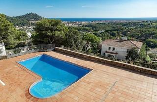 Chalet à Residencial Blanes - Vistamar. Espectacular chalet independiente con piscina y jardín.