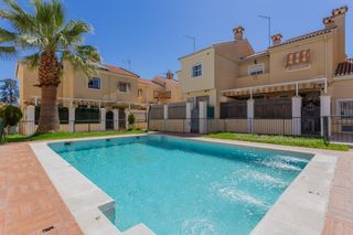 Reihenhaus  Calle calle brasil. Amplia vivienda con patio, sótano y acceso a piscina en alhendín