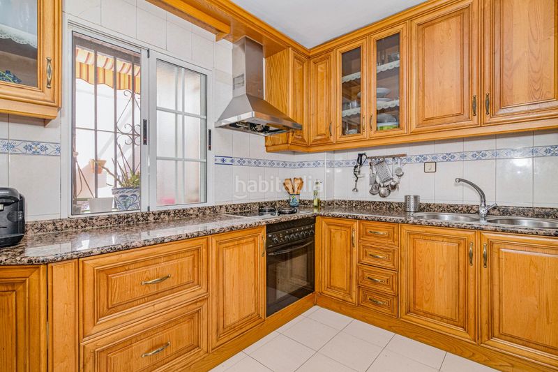 Foto 39b62478-bc30-4752-9060-52669c605813. Casa adossada amb calefacció aparcament a Joaquina Eguaras Granada
