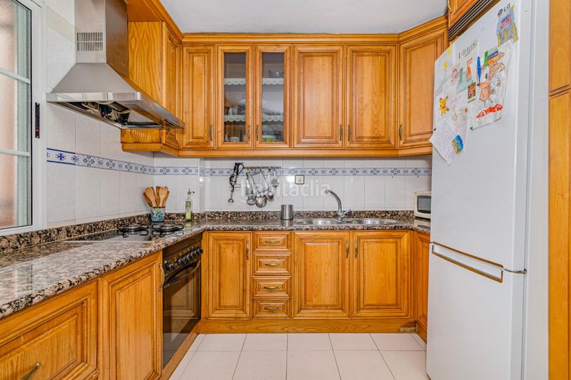Foto 4f0fa0dd-d1df-425e-8354-38bc284edb72. Casa adossada amb calefacció aparcament a Joaquina Eguaras Granada