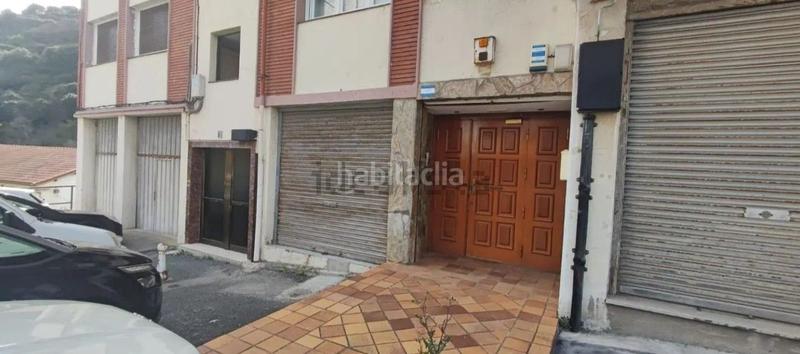 Foto a96cd741-5df0-4313-ac73-68eab0ee22d0. Local comercial a virgen del puerto 1 a Zierbena