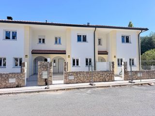 Maison jumelée à San Rafael. Casa pareada en venta en san rafael segovia