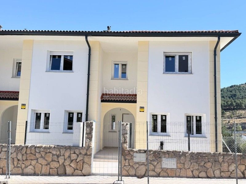 Foto 406f4e0a-b8c7-4d3b-9155-f0f8cf8506e7. Casa aparellada amb calefacció aparcament a San Rafael Espinar (El)