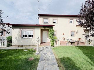 Doppelhaus in Los Ángeles de San Rafael. Casa pareada en venta en los ángeles de san rafael segovia