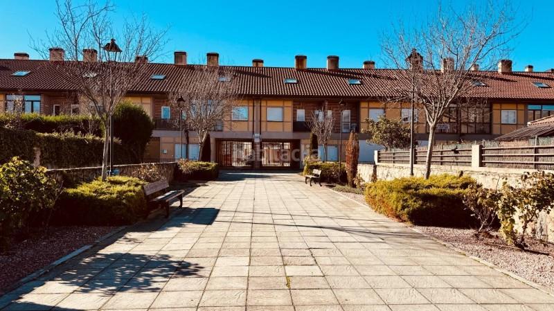 Foto 2b17b478-41cc-43d1-a18f-ed71c2c63faf. Duplex avec chauffage parking dans Área Rural Espinar (El)