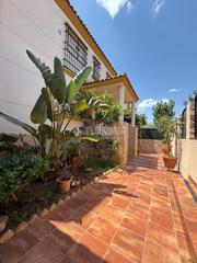 Casa aparellada a Gines. Casa en venta en gines