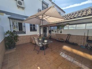 Maison jumelée à Centro. Casa en venta en bormujos