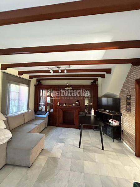 Foto ed3f90a8-636c-432b-b562-e25a7d308557. Casa bifamiliare in Avenida Juan Diego Bormujos