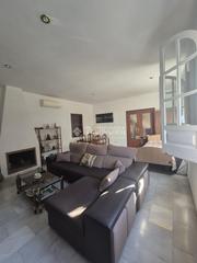 Maison jumelée à Centro. Casa en venta en bormujos
