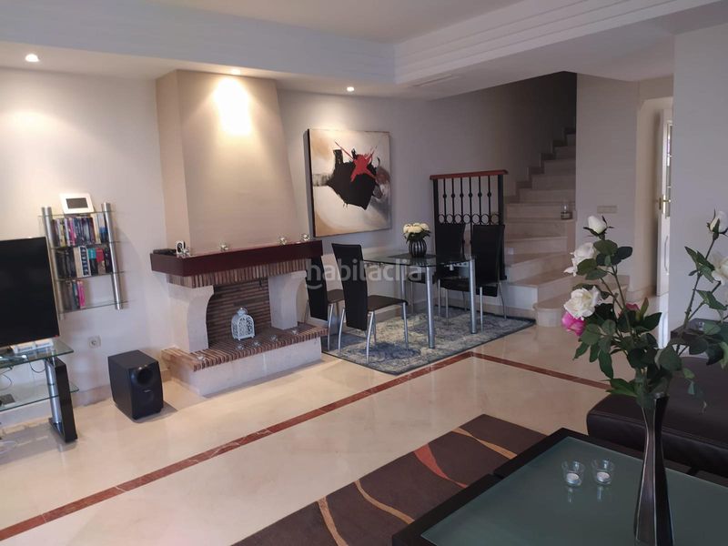 Foto 199aef32-bd23-45ea-9f41-48bc5130d5a7. Casa aparellada amb xemeneia calefacció aparcament piscina a Mijas