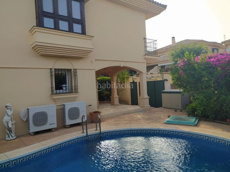 Foto 200ab89f-e402-4506-b3de-330413dd5002. Casa aparellada amb xemeneia calefacció aparcament piscina a Mijas
