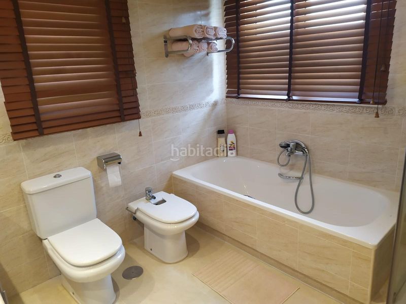 Foto 48805af4-11a9-4c18-8d88-b9b4e0c602e1. Casa aparellada amb xemeneia calefacció aparcament piscina a Mijas