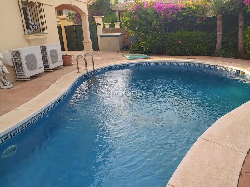 Foto 5c3c66e2-6650-437d-ba59-4b3c592cc470. Casa aparellada amb xemeneia calefacció aparcament piscina a Mijas