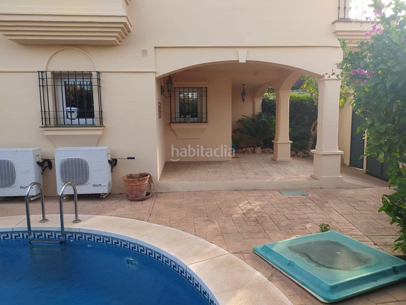 Foto a20a090b-cf29-4c2e-a62f-3320837ecc58. Casa aparellada amb xemeneia calefacció aparcament piscina a Mijas