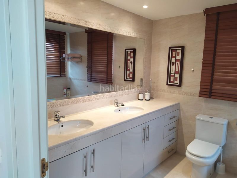 Foto b77bcef1-b775-4c52-aa7d-ca5a30c7b10c. Casa aparellada amb xemeneia calefacció aparcament piscina a Mijas