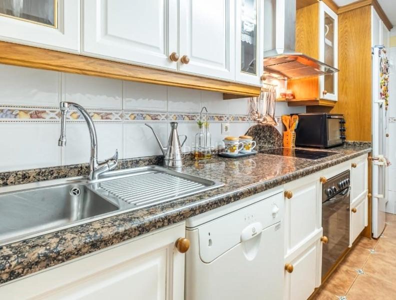 Foto f915a3fe-2ad2-4081-8334-80c46e8a14e1. Appartamento con parcheggio piscina in Playa Poniente Benidorm