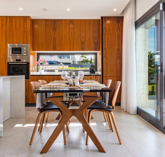 Foto 43b305aa-5ba3-4213-8a2b-1a5f520f75e4. Chalet con parcheggio piscina in Golf Bahía Finestrat