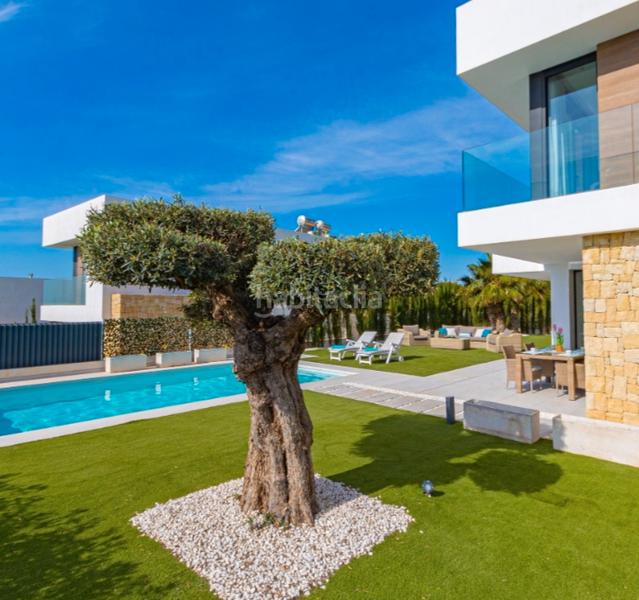 Foto af8a705c-1e35-42a7-bda2-246f1f01b129. Chalet con parcheggio piscina in Golf Bahía Finestrat