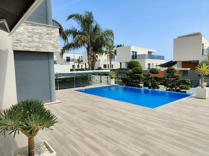 Foto b6ac01e3-da9c-4680-aca3-2ab995d786e2. Chalet with parking pool in balcón de Finestrat-terra marina Finestrat