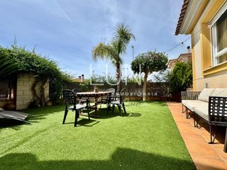 Casa aparellada a Altorreal - El Chorrico. Exclusivo adosado en esquina reformado en altorreal