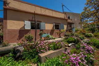 Casa  C. galas, 64. Vive en la tranquilidad de la naturaleza casa familiar con huert