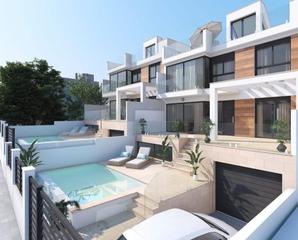 Reihenhaus in Avda Pescia - Ctra de Frigiliana. Chalet adosado obra nueva nerja