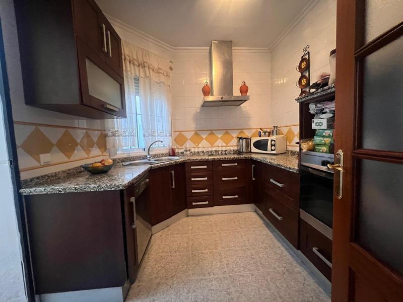 Foto b49e3551-fd6e-4c8b-b4a7-ac695a56090a. House with parking in Guillena pueblo Guillena