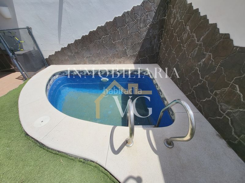 Foto 2287c053-df45-4c14-93cd-008b96e667ef. Casa adossada amb piscina a Burguillos