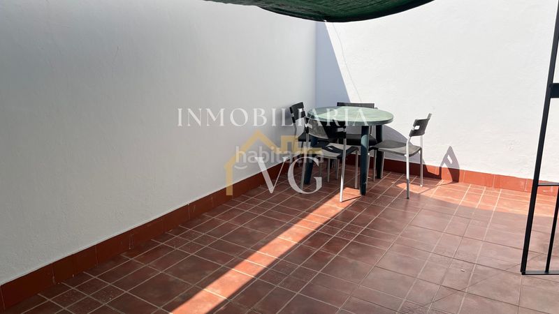 Foto c4c01d1e-9608-43c0-8f27-dff62656a05c. Casa adossada a Torre de la Reina Guillena