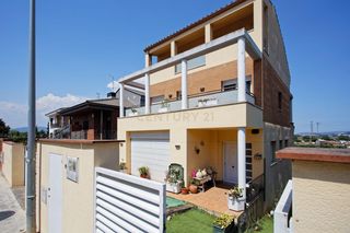 House in Av. 7, 08130 la florida, barcelona, spain 11. Chalet independiente con ascensor y apartamento de invitados en