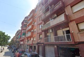 Appartement à Carrer de maragall, ripollet, spain. Amplio entresuelo de 4 habitaciones con gran potencial en calle