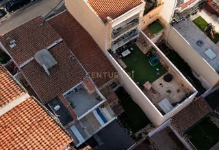Casa a Can Rull. Casa con patio y derecho de vuelo en zona consolidada de sabadel